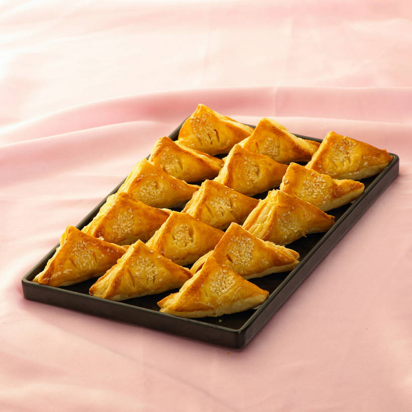 点心,无人,方图,俯视,室内,特写,白天,烹饪,餐桌,桌子,厨具,一排,许多,整齐,并列,并排,布料,烤盘,盘,三角形,图形,芝麻,料理,食品,很多,几何,布纹,美食,桌布,食物,糕点,排列,一个,粉色,白色,盘子,餐巾,台布,中式,白芝麻,单个,餐台,队列,数学,平行,烹饪用具,脂麻,胡麻,白麻,巨胜子,油麻,烹调用具,餐桌布,烹调,彩图,高角度拍摄,几何学,几何图形,shjb1