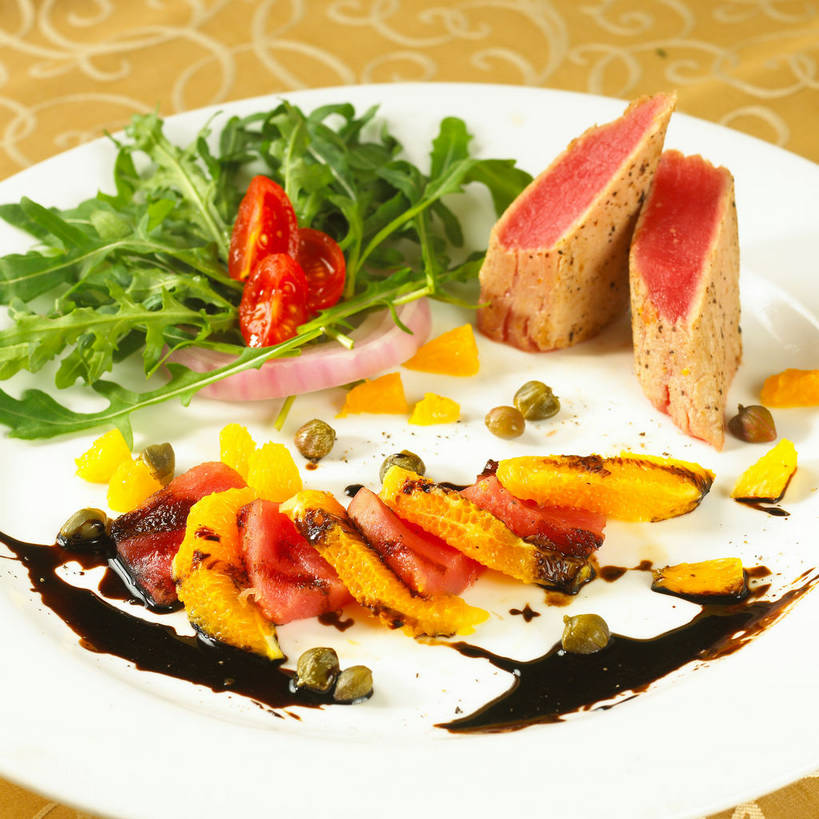 无人,方图,俯视,室内,特写,白天,烹饪,西餐,餐桌,桌子,柑橘,橄榄,蔬菜,西红柿,小番茄,餐具,水果,新鲜,布料,碟子,盘,陶瓷,调料,酱料,酱汁,肉,生食,佐料,料理,食品,果实,陶瓷制品,调味品,调味料,布纹,蔬果,酱,菜肴,美食,肉类,桌布,食物,白色,盘子,餐巾,碟,台布,西式,佳肴,有机食品,绿色食品,餐台,肉食,芝麻菜,德国芥菜,火箭生莱,芸芥,芝麻叶,紫花南芥,柑桔,小西红柿,樱桃小番茄,珍珠小番茄,青果,橘子,桔子,白榄,樱桃番茄,圣女果,番茄,餐桌布,彩图,高角度拍摄,大红蜜橘,大红袍,红橘,黄橘,宽皮橘,火箭菜,shjb1