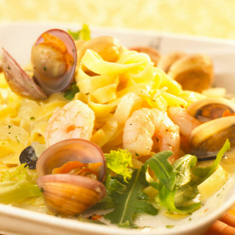 面食,面条,意大利面,无人,方图,俯视,室内,特写,白天,西餐,餐桌,桌子,蔬菜,餐具,一堆,许多,堆叠,堆积,条纹,新鲜,布料,碟子,盘,陶瓷,调味,面,肉,香料,佐料,料理,食品,陶瓷制品,很多,布纹,蛤蜊,肉类,桌布,食物,白色,盘子,餐巾,碟,台布,蛤,西式,有机食品,绿色食品,餐台,堆,虾肉,配料,肉食,意粉,芝麻菜,意面,蛤仔,作料,德国芥菜,火箭生莱,芸芥,芝麻叶,紫花南芥,餐桌布,彩图,高角度拍摄,火箭菜,shjb1