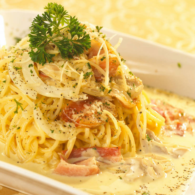 面食,面条,意大利面,无人,方图,俯视,室内,特写,白天,西餐,餐桌,桌子,芹菜,蔬菜,洋葱,餐具,一堆,许多,堆叠,堆积,新鲜,装饰,布料,碟子,盘,陶瓷,面,肉,料理,食品,陶瓷制品,很多,奶油培根意大利面,布纹,培根,猪肉,肉类,桌布,食物,盘子,餐巾,碟,台布,奶油,西式,有机食品,绿色食品,荷兰芹,欧芹,香芹,餐台,堆,华丽,修饰,点缀,乳制品,玉葱,肉食,意粉,意面,豚肉,法香,巴西利,洋香菜,洋芫荽,法国香菜,衬托,美观,雅致,雅观,旱芹菜,番荽,激凌,克林姆,淇淋,荷兰葱,圆葱,洋葱头,球葱,葱头,餐桌布,彩图,高角度拍摄,烟肉,腌熏,shjb1