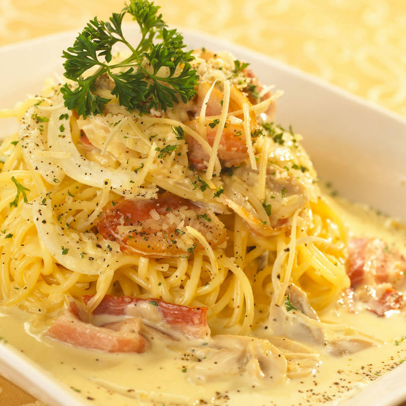 面食,面条,意大利面,无人,方图,俯视,室内,特写,白天,西餐,餐桌,桌子,芹菜,蔬菜,洋葱,餐具,一堆,许多,堆叠,堆积,新鲜,装饰,布料,碟子,盘,陶瓷,面,肉,料理,食品,陶瓷制品,很多,奶油培根意大利面,布纹,培根,猪肉,肉类,桌布,食物,盘子,餐巾,碟,台布,奶油,西式,有机食品,绿色食品,荷兰芹,欧芹,香芹,餐台,堆,华丽,修饰,点缀,乳制品,玉葱,肉食,意粉,意面,豚肉,法香,巴西利,洋香菜,洋芫荽,法国香菜,衬托,美观,雅致,雅观,旱芹菜,番荽,激凌,克林姆,淇淋,荷兰葱,圆葱,洋葱头,球葱,葱头,餐桌布,彩图,高角度拍摄,烟肉,腌熏,shjb1