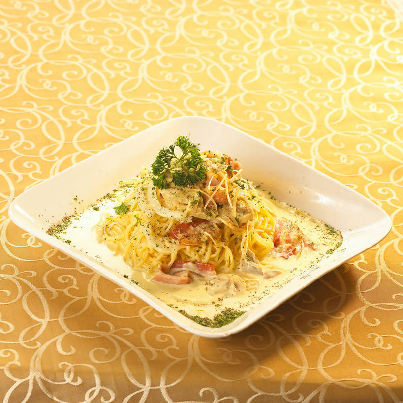 面食,面条,意大利面,无人,方图,俯视,室内,特写,白天,西餐,餐桌,桌子,芹菜,蔬菜,洋葱,餐具,一堆,许多,堆叠,堆积,新鲜,装饰,布料,碟子,盘,陶瓷,面,肉,料理,食品,陶瓷制品,很多,奶油培根意大利面,布纹,培根,猪肉,肉类,桌布,食物,盘子,餐巾,碟,台布,奶油,西式,有机食品,绿色食品,荷兰芹,欧芹,香芹,餐台,堆,华丽,修饰,点缀,乳制品,玉葱,肉食,意粉,意面,豚肉,法香,巴西利,洋香菜,洋芫荽,法国香菜,衬托,美观,雅致,雅观,旱芹菜,番荽,激凌,克林姆,淇淋,荷兰葱,圆葱,洋葱头,球葱,葱头,餐桌布,彩图,高角度拍摄,烟肉,腌熏,shjb1