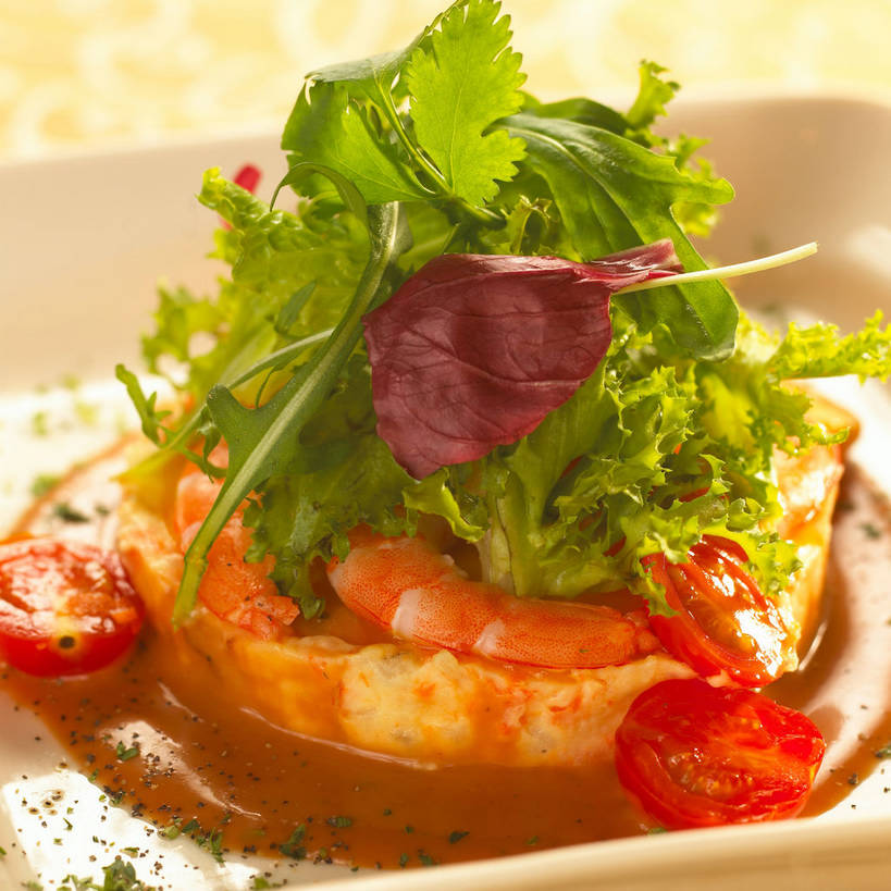 无人,方图,俯视,室内,特写,白天,烹饪,西餐,餐桌,桌子,西红柿,小番茄,餐具,碟子,盘,陶瓷,生菜,莴苣,香菜,调料,酱料,酱汁,肉,佐料,料理,食品,陶瓷制品,调味品,调味料,酱,菜肴,美食,肉类,食物,红色,白色,盘子,碟,西式,佳肴,餐台,虾肉,肉食,芝麻菜,胡菜,香荽,原荽,园荽,芫荽,春菜,鹅仔菜,莴仔菜,千金菜,德国芥菜,火箭生莱,芸芥,芝麻叶,紫花南芥,胡荽,莞荽,芫茜,芫蓿,莚葛草,莚荽菜,叶用莴苣,小西红柿,樱桃小番茄,珍珠小番茄,樱桃番茄,圣女果,番茄,彩图,高角度拍摄,火箭菜,shjb1