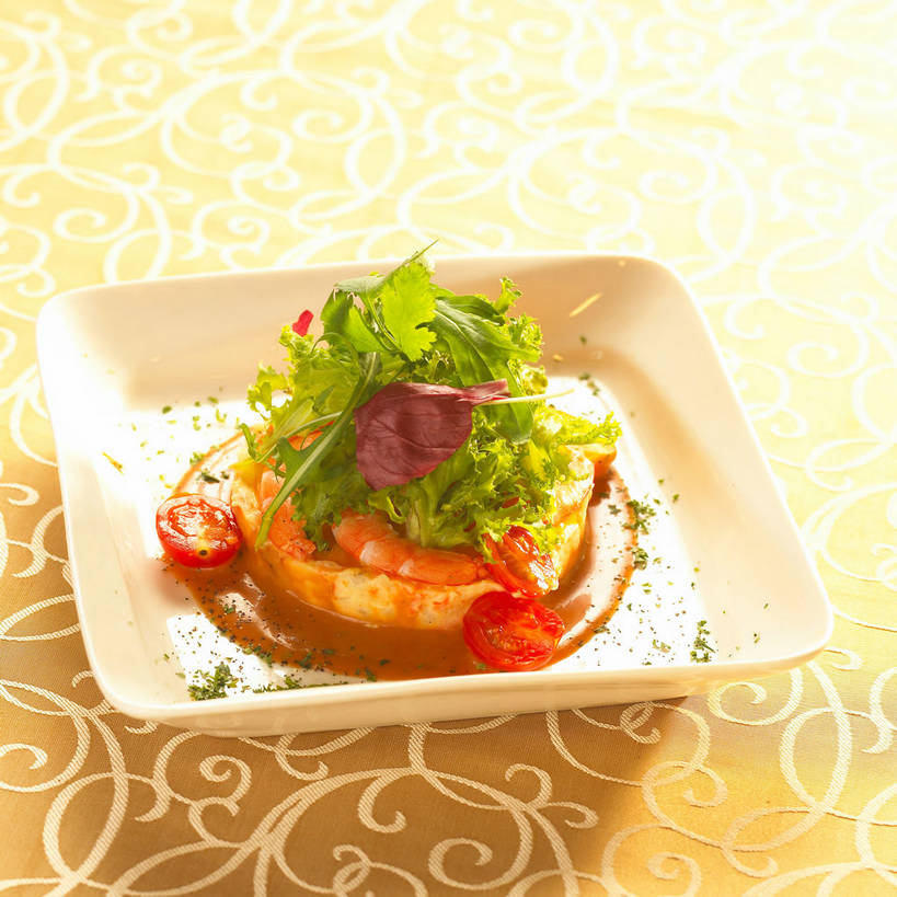 无人,方图,俯视,室内,特写,白天,烹饪,西餐,餐桌,桌子,西红柿,小番茄,餐具,布料,碟子,盘,陶瓷,生菜,莴苣,香菜,调料,酱料,酱汁,肉,佐料,料理,食品,陶瓷制品,调味品,调味料,布纹,酱,菜肴,美食,肉类,桌布,食物,红色,白色,盘子,餐巾,碟,台布,西式,佳肴,餐台,虾肉,肉食,芝麻菜,胡菜,香荽,原荽,园荽,芫荽,春菜,鹅仔菜,莴仔菜,千金菜,德国芥菜,火箭生莱,芸芥,芝麻叶,紫花南芥,胡荽,莞荽,芫茜,芫蓿,莚葛草,莚荽菜,叶用莴苣,小西红柿,樱桃小番茄,珍珠小番茄,樱桃番茄,圣女果,番茄,餐桌布,彩图,高角度拍摄,火箭菜,shjb1