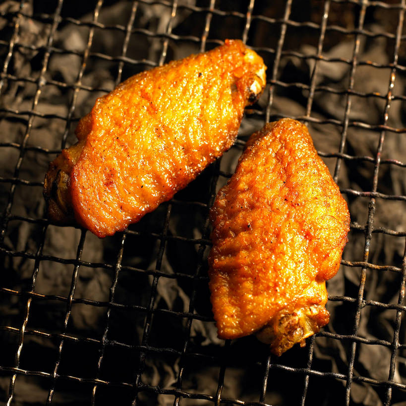 无人,方图,俯视,室内,特写,白天,烹饪,烧烤,烘焙,中餐,金属制品,金属,鸡肉,肉,料理,食品,烤架,烤肉,鸡翅,菜肴,美食,肉类,架子,食物,两个,中式,铁架,佳肴,中华料理,肉食,冷却,冷却架,彩图,高角度拍摄,shjb1