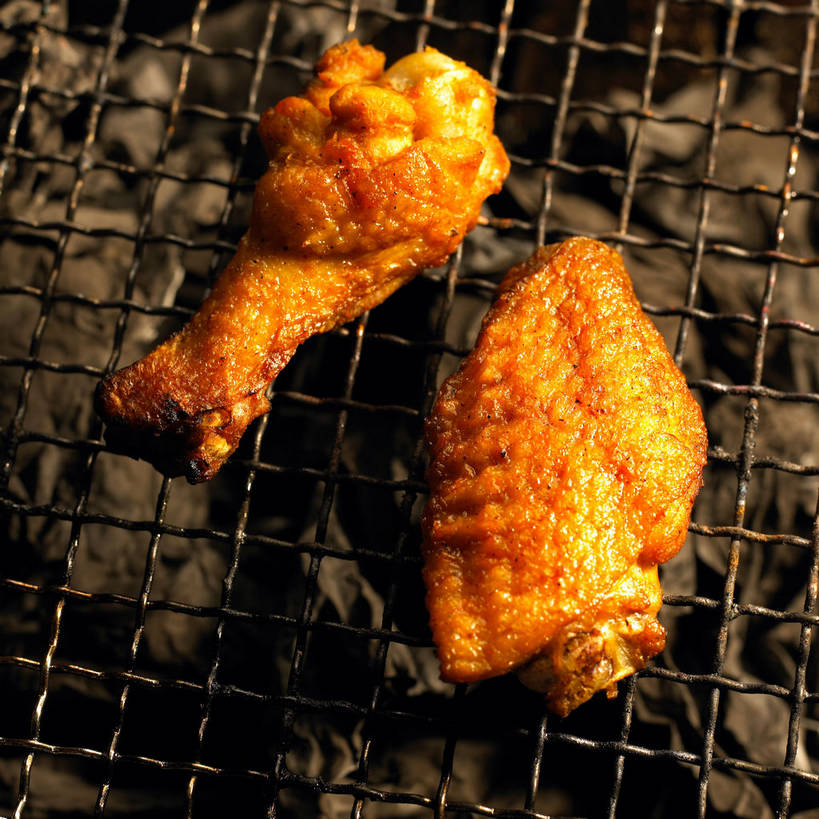 无人,方图,俯视,室内,特写,白天,烹饪,烧烤,烘焙,中餐,金属制品,金属,鸡肉,肉,料理,食品,烤架,烤肉,鸡翅,菜肴,美食,肉类,架子,食物,两个,中式,铁架,佳肴,中华料理,肉食,冷却,冷却架,彩图,高角度拍摄,shjb1