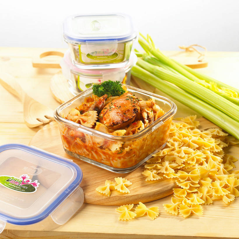 面食,面条,蟹,意大利面,无人,方图,俯视,室内,特写,白天,白色背景,西餐,餐桌,桌子,芹菜,蔬菜,餐具,玻璃,一堆,许多,堆叠,堆积,新鲜,装饰,木制,螃蟹,叉子,调料,酱料,酱汁,面,佐料,料理,食品,案板,调味品,很多,调味料,酱,玻璃制品,盒子,砧板,食物,三个,保鲜盒,木制品,容器,西式,摄影,有机食品,绿色食品,荷兰芹,欧芹,香芹,影棚,餐台,储藏,堆,华丽,修饰,点缀,蝴蝶面,储存,摄影棚,意粉,餐叉,意面,法香,巴西利,洋香菜,洋芫荽,法国香菜,衬托,美观,雅致,雅观,旱芹菜,番荽,甲壳动物,进餐用具,药芹,水芹,旱芹,彩图,高角度拍摄,影棚拍摄,拍摄,贮存,德力立扣保鲜盒,shjb1