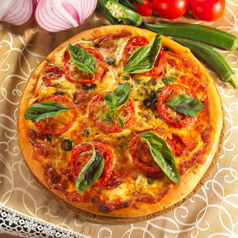 奶酪,无人,方图,俯视,室内,特写,白天,烹饪,西餐,植物,餐桌,桌子,蔬菜,西红柿,小番茄,新鲜,布料,秋葵,香料,干酪,起司,料理,食品,披萨,匹萨,草药,芝士,营养,布纹,菜肴,美食,中药,桌布,食物,一个,红色,餐巾,台布,快餐,香草,乳酪,西式,佳肴,有机食品,绿色食品,单个,餐台,罗勒,乳制品,比萨,毛茄,羊角豆,紫苏,药材,中草药,横截面,发酵,剖面,西式快餐,垃圾食品,意大利薄饼,九层塔,圣约瑟夫草,甜罗勒,兰香,中药材,本草,黄秋葵,咖啡黄葵,小西红柿,樱桃小番茄,珍珠小番茄,截面,截面图形,樱桃番茄,圣女果,番茄,餐桌布,彩图,高角度拍摄,羊角菜,乳酪番茄披萨,shjb1