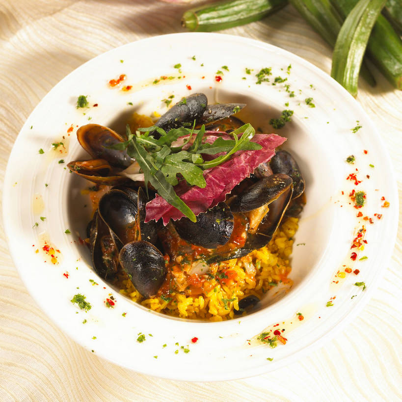 海鲜,米饭,无人,方图,俯视,室内,特写,白天,烹饪,西餐,餐桌,桌子,蔬菜,贝壳,新鲜,布料,秋葵,炒饭,调料,酱料,酱汁,佐料,料理,食品,饭,调味品,调味料,布纹,水产,酱,菜肴,美食,海洋生物,桌布,食物,餐巾,台布,西式,佳肴,有机食品,绿色食品,餐台,五谷,水生动物,毛茄,羊角豆,海产品,贻贝,水生物,海底动物,芝麻菜,黄秋葵,咖啡黄葵,德国芥菜,火箭生莱,芸芥,芝麻叶,紫花南芥,海虹,淡菜,壳菜,青口,餐桌布,彩图,高角度拍摄,羊角菜,火箭菜,shjb1