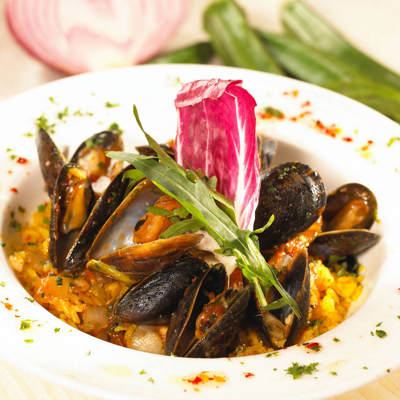 海鲜,米饭,无人,方图,俯视,室内,特写,白天,烹饪,西餐,餐桌,桌子,蔬菜,洋葱,贝壳,新鲜,布料,秋葵,炒饭,调料,酱料,酱汁,佐料,料理,食品,饭,调味品,调味料,布纹,水产,酱,菜肴,美食,海洋生物,桌布,食物,餐巾,台布,西式,佳肴,有机食品,绿色食品,餐台,五谷,玉葱,水生动物,毛茄,羊角豆,海产品,贻贝,横截面,水生物,剖面,海底动物,芝麻菜,黄秋葵,咖啡黄葵,德国芥菜,火箭生莱,芸芥,芝麻叶,紫花南芥,海虹,淡菜,壳菜,青口,截面,截面图形,荷兰葱,圆葱,洋葱头,球葱,葱头,餐桌布,彩图,高角度拍摄,羊角菜,火箭菜,shjb1