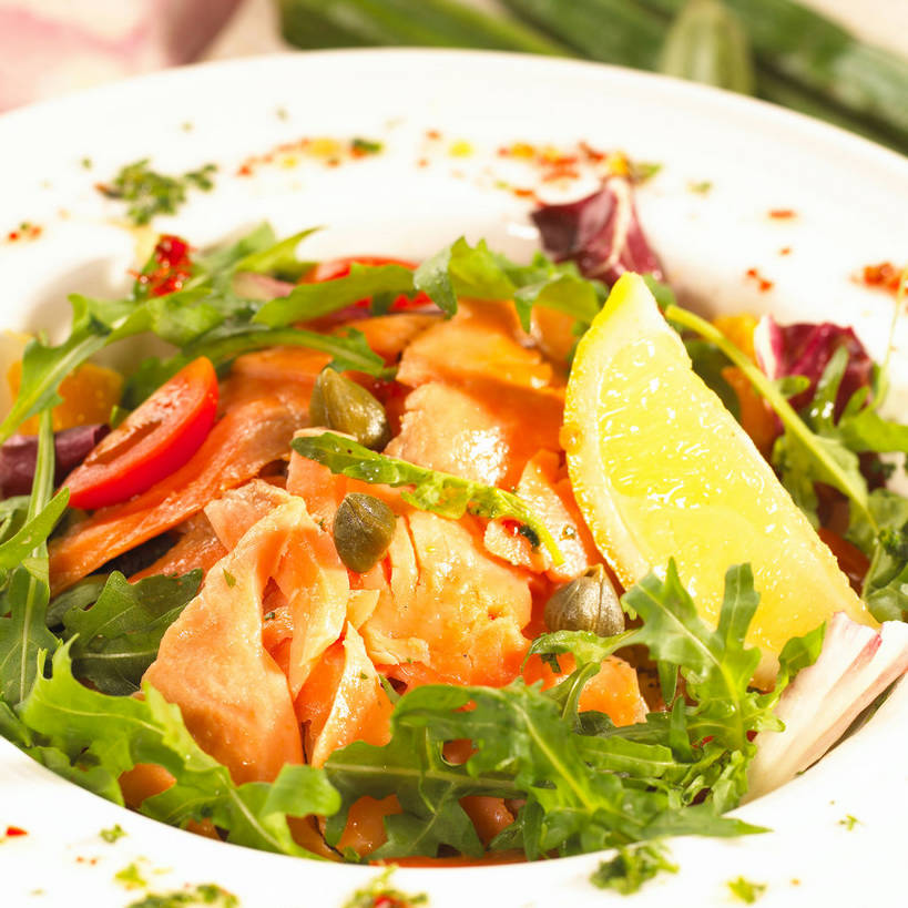 海鲜,米饭,三文鱼,无人,方图,俯视,室内,特写,白天,烹饪,西餐,餐桌,桌子,鲑鱼,柠檬,蔬菜,西红柿,小番茄,水果,一堆,许多,阴影,堆叠,堆积,新鲜,反射,鱼,影子,陶瓷,菊苣,炒饭,肉,生食,鱼肉,料理,食品,果实,苦菜,陶瓷制品,饭,很多,蔬果,水产,菜肴,美食,肉类,鱼类,海洋生物,食物,白色,容器,碗,西式,佳肴,有机食品,绿色食品,餐台,储藏,堆,苦苣,五谷,储存,水生动物,海产品,水生物,肉食,海底动物,芝麻菜,鲑,德国芥菜,火箭生莱,芸芥,芝麻叶,紫花南芥,小西红柿,樱桃小番茄,珍珠小番茄,益母果,柠果,樱桃番茄,圣女果,番茄,彩图,高角度拍摄,火箭菜,咖啡草,咖啡萝卜,卡斯尼,明目菜,皱叶苦苣,贮存,三文鱼炒饭,shjb1