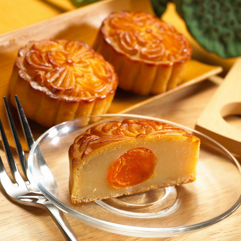 点心,月饼,无人,方图,俯视,室内,特写,白天,餐桌,桌子,餐具,玻璃,金属制品,中秋节,一把,切开,阴影,节日,庆祝,反射,金属,木制,叉子,碟子,盘,影子,料理,食品,面点,半个,文化,美食,玻璃制品,食物,糕点,三个,盘子,木制品,碟,切,一半,庆典,中式,莲蓬,餐台,纪念,莲蓬子,莲子肉,剖面,餐叉,切面,中秋,宫饼,胡饼,团圆饼,小饼,月团,进餐用具,彩图,高角度拍摄,八月会,八月节,拜月节,端正月,秋节,团圆节,月节,月夕,蛋黄月饼,广式月饼,shjb1