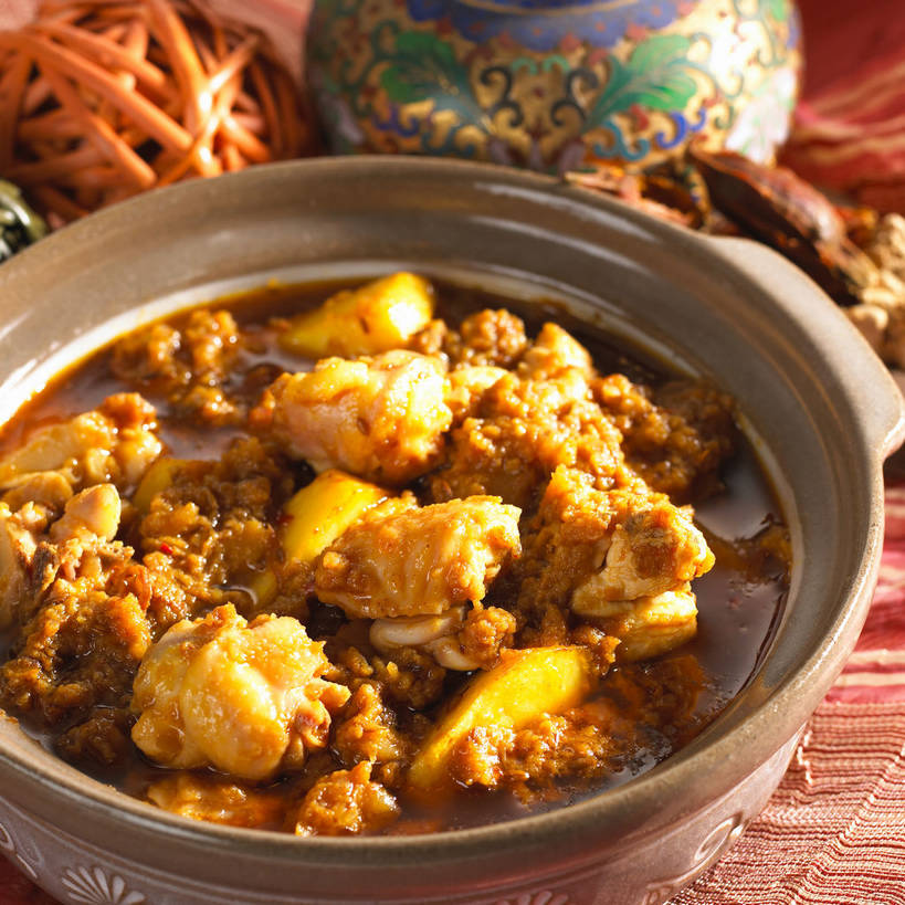 咖哩,无人,方图,俯视,室内,特写,白天,烹饪,餐桌,桌子,蔬菜,土豆,一堆,许多,堆叠,堆积,新鲜,陶瓷,调料,鸡肉,肉,料理,食品,陶瓷制品,调味品,很多,调味料,咖喱,菜肴,美食,肉类,食物,两个,容器,碗,佳肴,有机食品,绿色食品,餐台,储藏,堆,储存,肉食,咖喱鸡,咖喱鸡块,馍馍蛋,印度菜,印度料理,洋芋,山药蛋,马铃薯,彩图,高角度拍摄,贮存,shjb1