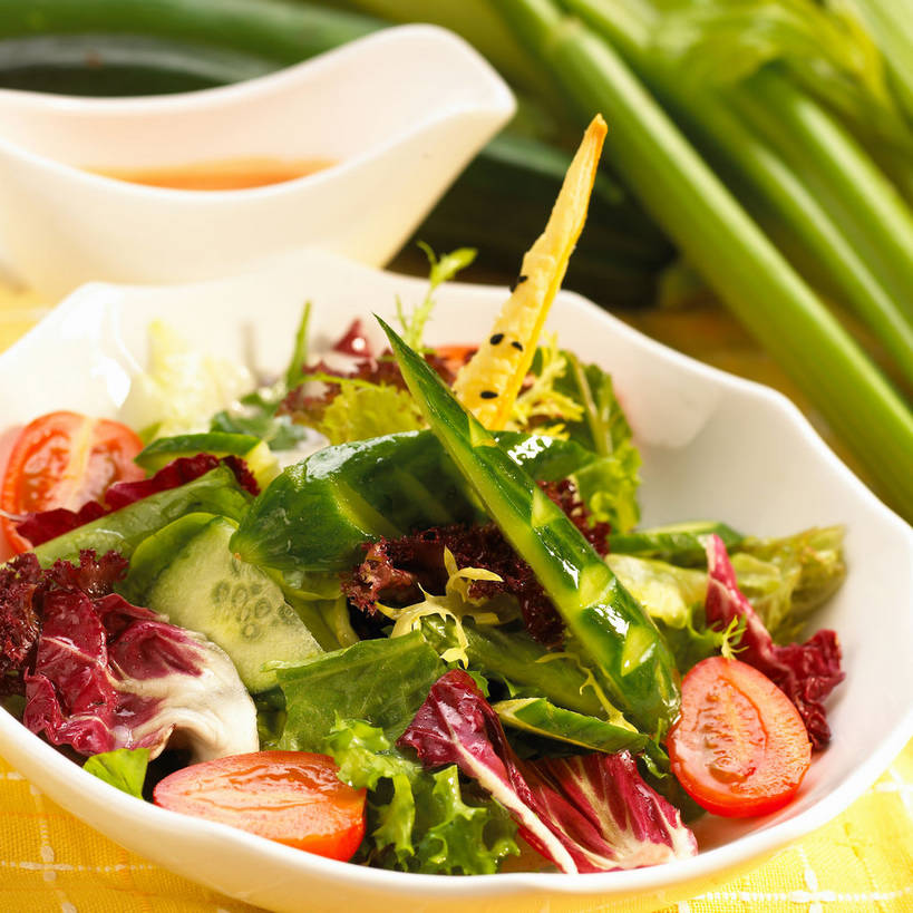 无人,方图,俯视,室内,特写,白天,烹饪,西餐,餐桌,桌子,黄瓜,芹菜,蔬菜,西红柿,小番茄,一堆,许多,堆叠,堆积,新鲜,陶瓷,菊苣,调料,酱料,酱汁,蔬菜沙拉,佐料,沙拉,料理,食品,苦菜,陶瓷制品,调味品,很多,调味料,色拉,酱,沙拉酱,沙律,菜肴,美食,食物,两个,红色,白色,容器,碗,西式,佳肴,有机食品,绿色食品,餐台,色拉酱,储藏,堆,苦苣,储存,小西红柿,樱桃小番茄,珍珠小番茄,樱桃番茄,药芹,水芹,圣女果,青瓜,胡瓜,旱芹,番茄,彩图,高角度拍摄,咖啡草,咖啡萝卜,卡斯尼,明目菜,皱叶苦苣,贮存,shjb1