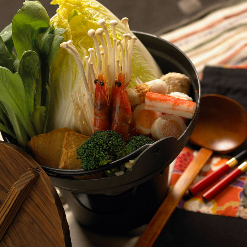 海鲜,无人,方图,俯视,室内,特写,白天,烹饪,餐桌,筷子,桌子,蔬菜,餐具,厨具,一把,一双,新鲜,木制,布料,锅子,勺子,陶瓷,大白菜,金针菇,菌菇,西兰花,肉,虾,料理,食品,陶瓷制品,丸子,韩式,菌类,布纹,文化,传统,锅,白菜,火锅,肉糜,肉末,水产,菜肴,美食,肉类,肉丸,海洋生物,桌布,食物,餐巾,木制品,调羹,台布,汤匙,两只,食用菌,佳肴,有机食品,绿色食品,餐台,锅具,肉圆,礼节,真菌,鱼豆腐,水生动物,蟹棒,海产品,韩国料理,礼仪,蟹肉棒,水生物,肉食,海底动物,韩国菜,韩式料理,鱼竹轮,烹饪用具,结球白菜,鱼卷,构菌,金菇,毛柄金钱菌,银针菇,智力菇,胶菜,甘蓝花,进餐用具,烹调用具,餐桌布,烹调,彩图,高角度拍摄,竹轮,绿菜花,绿花菜,青花菜,蔬菜皇冠,蟹足棒,油炸鱼糕,鱼糜,黄芽白,韩式火锅,shjb1