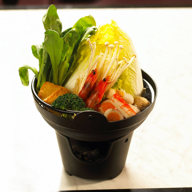 海鲜,无人,方图,俯视,室内,特写,白天,烹饪,餐桌,桌子,蔬菜,厨具,新鲜,锅子,陶瓷,大白菜,金针菇,菌菇,西兰花,肉,虾,料理,食品,陶瓷制品,丸子,韩式,菌类,锅,白菜,火锅,肉糜,肉末,水产,菜肴,美食,肉类,肉丸,海洋生物,食物,两只,食用菌,佳肴,有机食品,绿色食品,餐台,锅具,肉圆,真菌,鱼豆腐,水生动物,蟹棒,海产品,韩国料理,蟹肉棒,水生物,肉食,海底动物,韩国菜,韩式料理,鱼竹轮,烹饪用具,结球白菜,鱼卷,构菌,金菇,毛柄金钱菌,银针菇,智力菇,胶菜,甘蓝花,烹调用具,烹调,彩图,高角度拍摄,竹轮,绿菜花,绿花菜,青花菜,蔬菜皇冠,蟹足棒,油炸鱼糕,鱼糜,黄芽白,韩式火锅,shjb1