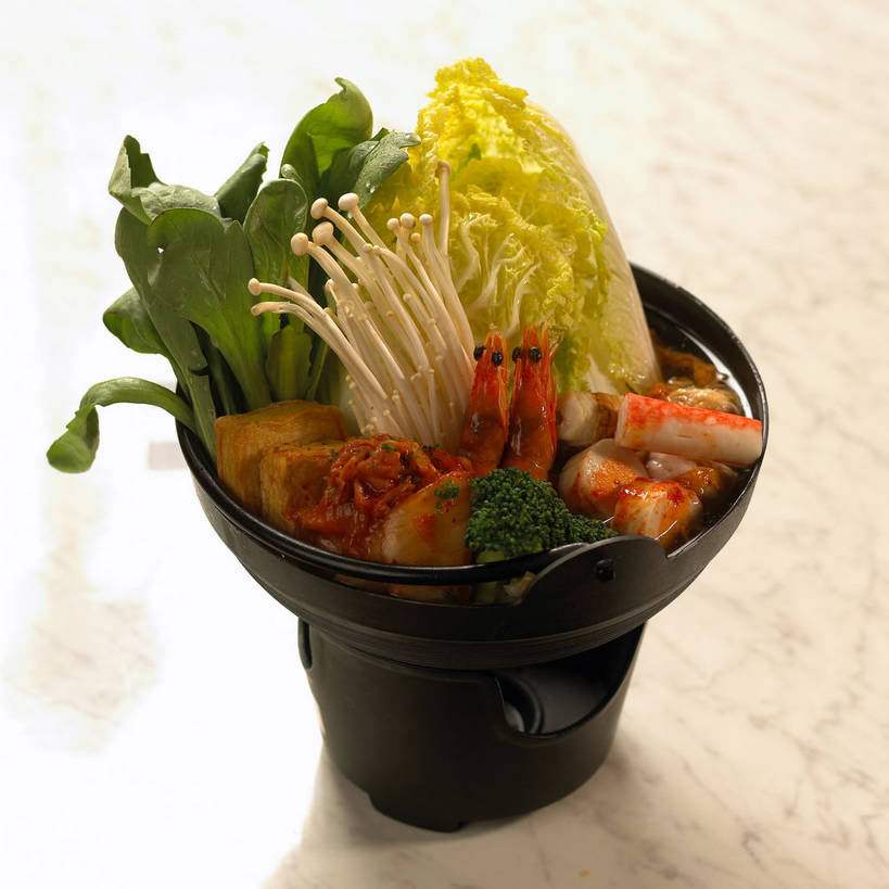 海鲜,泡菜,无人,方图,俯视,室内,特写,白天,烹饪,餐桌,桌子,蔬菜,厨具,新鲜,锅子,陶瓷,大白菜,金针菇,菌菇,西兰花,肉,虾,料理,食品,陶瓷制品,丸子,韩式,菌类,锅,白菜,火锅,肉糜,肉末,水产,菜肴,美食,肉类,肉丸,海洋生物,食物,两只,食用菌,佳肴,有机食品,绿色食品,餐台,锅具,肉圆,真菌,鱼豆腐,水生动物,蟹棒,海产品,韩国料理,蟹肉棒,水生物,肉食,海底动物,韩国菜,韩式料理,鱼竹轮,烹饪用具,韩国泡菜,结球白菜,鱼卷,构菌,金菇,毛柄金钱菌,银针菇,智力菇,胶菜,甘蓝花,烹调用具,烹调,彩图,高角度拍摄,竹轮,绿菜花,绿花菜,青花菜,蔬菜皇冠,韩式泡菜火锅,蟹足棒,油炸鱼糕,鱼糜,黄芽白,韩式火锅,shjb1