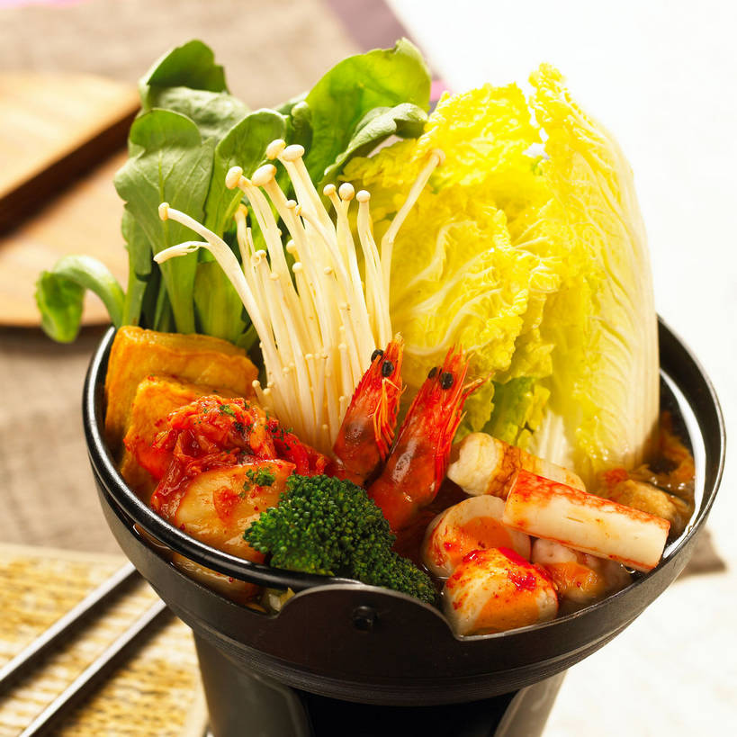 海鲜,泡菜,无人,方图,俯视,室内,特写,白天,烹饪,餐桌,筷子,桌子,蔬菜,餐具,厨具,一双,新鲜,布料,锅子,陶瓷,大白菜,金针菇,菌菇,西兰花,肉,虾,料理,食品,陶瓷制品,丸子,韩式,菌类,布纹,文化,传统,锅,白菜,火锅,肉糜,肉末,水产,菜肴,美食,肉类,肉丸,海洋生物,桌布,食物,餐巾,台布,两只,食用菌,佳肴,有机食品,绿色食品,餐台,锅具,肉圆,礼节,真菌,鱼豆腐,水生动物,蟹棒,海产品,韩国料理,礼仪,蟹肉棒,水生物,肉食,海底动物,韩国菜,韩式料理,鱼竹轮,烹饪用具,韩国泡菜,结球白菜,鱼卷,构菌,金菇,毛柄金钱菌,银针菇,智力菇,胶菜,甘蓝花,进餐用具,烹调用具,餐桌布,烹调,彩图,高角度拍摄,竹轮,绿菜花,绿花菜,青花菜,蔬菜皇冠,韩式泡菜火锅,蟹足棒,油炸鱼糕,鱼糜,黄芽白,韩式火锅,shjb1