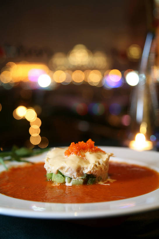 无人,餐厅,竖图,室内,特写,夜晚,正面,烹饪,西餐,餐桌,桌子,夜景,黄瓜,蔬菜,餐具,阴影,朦胧,模糊,新鲜,光线,碟子,盘,影子,陶瓷,灯光,调料,酱料,酱汁,鱼卵,佐料,料理,食品,陶瓷制品,调味品,鱼籽,调味料,酱,菜肴,美食,食物,盘子,碟,橙色,西式,佳肴,有机食品,绿色食品,餐台,芝麻菜,德国芥菜,火箭生莱,芸芥,芝麻叶,紫花南芥,青瓜,胡瓜,彩图,餐馆,饭店,饭馆,火箭菜,shjb1