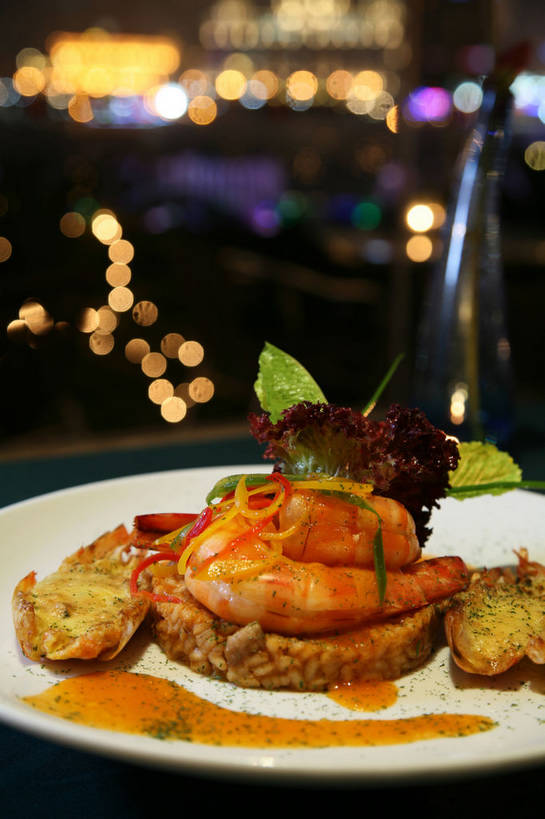 米饭,无人,餐厅,竖图,俯视,室内,特写,夜晚,烹饪,西餐,餐桌,桌子,夜景,蔬菜,餐具,阴影,朦胧,模糊,新鲜,光线,碟子,盘,影子,陶瓷,灯光,生菜,莴苣,调料,酱料,酱汁,肉,佐料,料理,食品,陶瓷制品,饭,调味品,调味料,酱,菜肴,美食,肉类,食物,一个,白色,盘子,碟,西式,佳肴,有机食品,绿色食品,单个,餐台,虾肉,苦苣,五谷,肉食,春菜,鹅仔菜,莴仔菜,千金菜,叶用莴苣,彩图,高角度拍摄,餐馆,饭店,饭馆,红珊瑚生菜,shjb1