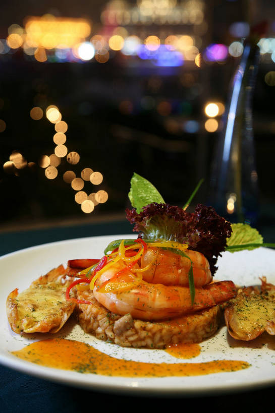 米饭,无人,餐厅,竖图,俯视,室内,特写,夜晚,烹饪,西餐,餐桌,桌子,夜景,蔬菜,餐具,阴影,朦胧,模糊,新鲜,光线,碟子,盘,影子,陶瓷,灯光,生菜,莴苣,调料,酱料,酱汁,肉,佐料,料理,食品,陶瓷制品,饭,调味品,调味料,酱,菜肴,美食,肉类,食物,一个,白色,盘子,碟,西式,佳肴,有机食品,绿色食品,单个,餐台,虾肉,苦苣,五谷,肉食,春菜,鹅仔菜,莴仔菜,千金菜,叶用莴苣,彩图,高角度拍摄,餐馆,饭店,饭馆,红珊瑚生菜,shjb1