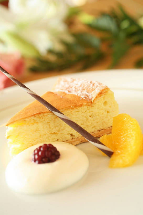 点心,无人,竖图,俯视,室内,特写,白天,下午茶,餐桌,桌子,柑橘,浆果,餐具,水果,一块,阴影,朦胧,模糊,新鲜,装饰,盛开,反射,碟子,盘,影子,陶瓷,桑葚,生食,食品,糖,糖果,甜点,甜品,果实,陶瓷制品,花蕾,花,花瓣,花朵,鲜花,食物,糕点,一个,白色,盘子,碟,饼干,甜食,零食,奶油,巧克力,花苞,花蕊,有机食品,绿色食品,单个,餐台,朱古力,华丽,修饰,点缀,乳制品,巧克力饼干,衬托,美观,雅致,雅观,激凌,克林姆,淇淋,柑桔,橘子,桔子,彩图,高角度拍摄,大红蜜橘,大红袍,红橘,黄橘,宽皮橘,蛋糕,shjb1