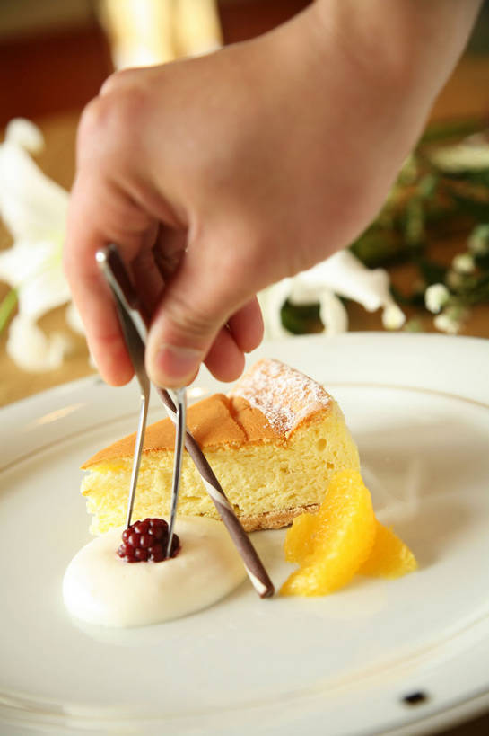 点心,东方人,手,一个人,竖图,俯视,室内,特写,白天,下午茶,餐桌,桌子,柑橘,浆果,餐具,水果,金属制品,亚洲,仅一个男性,仅一个人,一块,握,朦胧,模糊,新鲜,装饰,盛开,金属,木制,碟子,镊子,盘,陶瓷,生食,食品,糖,糖果,甜点,甜品,果实,陶瓷制品,花蕾,黄种人,花,花瓣,花朵,鲜花,食物,糕点,仅一个年轻男性,一个,白色,盘子,木制品,碟,饼干,甜食,零食,奶油,巧克力,花苞,花蕊,手部,握着,有机食品,绿色食品,单个,餐台,朱古力,单手,华丽,修饰,点缀,乳制品,面点师,巧克力饼干,烘焙师,衬托,美观,雅致,雅观,激凌,克林姆,淇淋,柑桔,男人,男性,年轻男性,亚洲人,橘子,桔子,半身,彩图,高角度拍摄,大红蜜橘,大红袍,红橘,黄橘,宽皮橘,蛋糕,shjb1