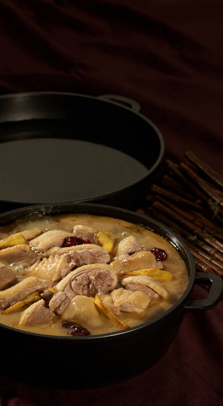 无人,竖图,俯视,室内,特写,白天,烹饪,中餐,餐桌,桌子,厨具,一堆,许多,阴影,堆叠,堆积,反射,布料,锅子,石锅,影子,鸡肉,肉,料理,食品,茎,很多,布纹,锅,菜肴,美食,肉类,桌布,食物,两个,黄色,红色,黑色,餐巾,台布,中式,枣,红枣,佳肴,餐台,锅具,中华料理,堆,枣子,肉食,烹饪用具,大枣,烹调用具,餐桌布,烹调,彩图,高角度拍摄,shjb1,大枣炖鸡