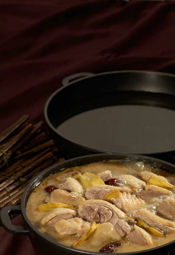 无人,竖图,俯视,室内,特写,白天,烹饪,中餐,餐桌,桌子,厨具,一堆,许多,阴影,堆叠,堆积,反射,布料,锅子,石锅,影子,鸡肉,肉,料理,食品,茎,很多,布纹,锅,菜肴,美食,肉类,桌布,食物,两个,黄色,红色,黑色,餐巾,台布,中式,枣,红枣,佳肴,餐台,锅具,中华料理,堆,枣子,肉食,烹饪用具,大枣,烹调用具,餐桌布,烹调,彩图,高角度拍摄,shjb1,大枣炖鸡