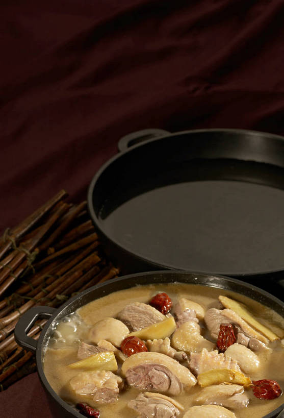 无人,竖图,俯视,室内,特写,白天,烹饪,中餐,餐桌,桌子,厨具,一堆,许多,阴影,堆叠,堆积,反射,布料,锅子,石锅,影子,鸡肉,肉,料理,食品,茎,很多,布纹,锅,菜肴,美食,肉类,桌布,食物,两个,黄色,红色,黑色,餐巾,台布,中式,枣,红枣,佳肴,餐台,锅具,中华料理,堆,枣子,肉食,烹饪用具,大枣,烹调用具,餐桌布,烹调,彩图,高角度拍摄,shjb1,大枣炖鸡
