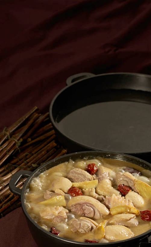 无人,竖图,俯视,室内,特写,白天,烹饪,中餐,餐桌,桌子,厨具,一堆,许多,阴影,堆叠,堆积,反射,布料,锅子,石锅,影子,鸡肉,肉,料理,食品,茎,很多,布纹,锅,菜肴,美食,肉类,桌布,食物,两个,黄色,红色,黑色,餐巾,台布,中式,枣,红枣,佳肴,餐台,锅具,中华料理,堆,枣子,肉食,烹饪用具,大枣,烹调用具,餐桌布,烹调,彩图,高角度拍摄,shjb1,大枣炖鸡