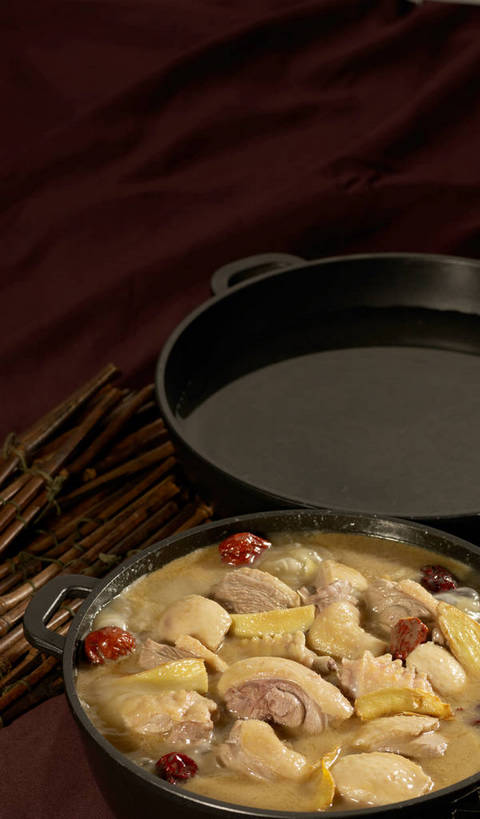 无人,竖图,俯视,室内,特写,白天,烹饪,中餐,餐桌,桌子,厨具,一堆,许多,阴影,堆叠,堆积,反射,布料,锅子,石锅,影子,鸡肉,肉,料理,食品,茎,很多,布纹,锅,菜肴,美食,肉类,桌布,食物,两个,黄色,红色,黑色,餐巾,台布,中式,枣,红枣,佳肴,餐台,锅具,中华料理,堆,枣子,肉食,烹饪用具,大枣,烹调用具,餐桌布,烹调,彩图,高角度拍摄,shjb1,大枣炖鸡