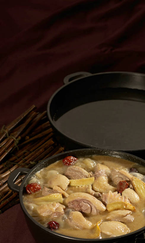 无人,竖图,俯视,室内,特写,白天,烹饪,中餐,餐桌,桌子,厨具,一堆,许多,阴影,堆叠,堆积,反射,布料,锅子,石锅,影子,鸡肉,肉,料理,食品,茎,很多,布纹,锅,菜肴,美食,肉类,桌布,食物,两个,黄色,红色,黑色,餐巾,台布,中式,枣,红枣,佳肴,餐台,锅具,中华料理,堆,枣子,肉食,烹饪用具,大枣,烹调用具,餐桌布,烹调,彩图,高角度拍摄,shjb1,大枣炖鸡