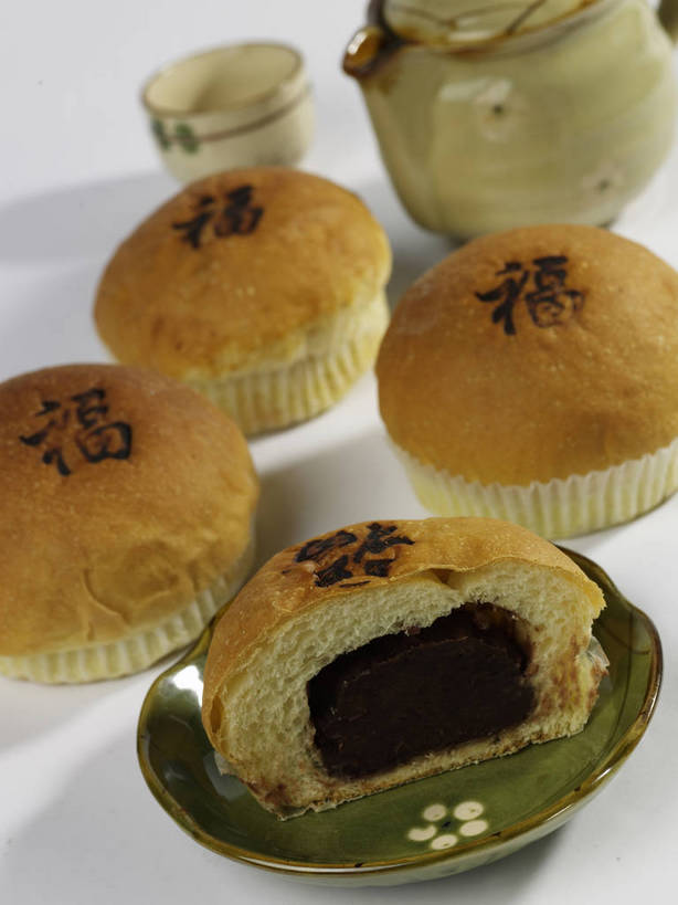 点心,面包,无人,竖图,俯视,室内,特写,白天,餐桌,桌子,杯子,餐具,切开,阴影,灰色背景,反射,标志,碟子,壶,盘,文字,影子,字符,陶瓷,食品,面点,红豆沙,陶瓷制品,标识,水壶,食物,糕点,三个,绿色,盘子,茶壶,容器,水杯,碟,切,四个,汉字,摄影,影棚,餐台,纸托,中文,摄影棚,剖面,豆沙,切面,国文,华文,蛋糕托,蛋糕托纸,蛋糕纸托,茶杯,彩图,高角度拍摄,影棚拍摄,拍摄,豆蓉,红豆泥,shjb1