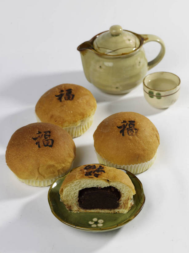 点心,面包,无人,竖图,俯视,室内,特写,白天,餐桌,桌子,杯子,餐具,切开,阴影,灰色背景,反射,标志,碟子,壶,盘,文字,影子,字符,陶瓷,食品,面点,红豆沙,陶瓷制品,标识,水壶,食物,糕点,三个,绿色,盘子,茶壶,容器,水杯,碟,切,四个,汉字,摄影,影棚,餐台,纸托,中文,摄影棚,剖面,豆沙,切面,国文,华文,蛋糕托,蛋糕托纸,蛋糕纸托,茶杯,彩图,高角度拍摄,影棚拍摄,拍摄,豆蓉,红豆泥,shjb1