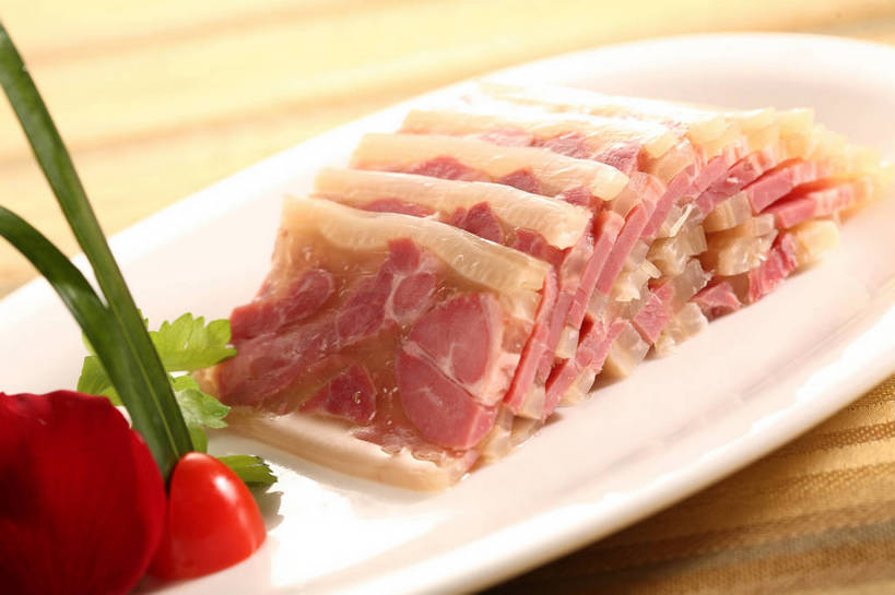 无人,横图,俯视,室内,特写,白天,烹饪,中餐,餐桌,桌子,蔬菜,西红柿,小番茄,餐具,叶子,一排,切开,阴影,新鲜,整齐,装饰,反射,碟子,盘,影子,肉,料理,食品,绿叶,猪肉,菜肴,美食,肉类,食物,排列,一个,红色,白色,盘子,碟,切,中式,嫩叶,佳肴,有机食品,绿色食品,单个,餐台,中华料理,肉皮,华丽,修饰,点缀,配菜,队列,剖面,肉食,肉冻,切面,豚肉,衬托,美观,雅致,雅观,小西红柿,樱桃小番茄,珍珠小番茄,肉皮冻,猪肉皮,叶,叶片,樱桃番茄,圣女果,番茄,彩图,高角度拍摄,shjb1