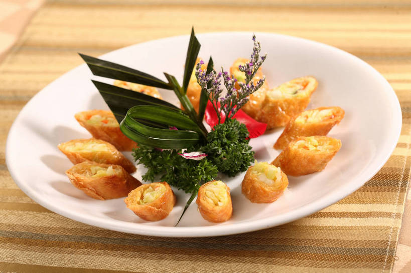 无人,横图,俯视,室内,特写,白天,烹饪,中餐,餐桌,桌子,芹菜,蔬菜,餐具,叶子,许多,阴影,新鲜,装饰,环绕,盛开,围绕,反射,碟子,盘,影子,肉,料理,食品,绿叶,紫菜,很多,花蕾,环抱,肉糜,肉末,猪肉,豆腐皮,菜肴,美食,肉类,花,花瓣,花朵,鲜花,食物,排列,一个,黄色,白色,盘子,碟,花苞,花蕊,中式,嫩叶,佳肴,有机食品,绿色食品,荷兰芹,欧芹,香芹,单个,餐台,中华料理,华丽,修饰,点缀,配菜,腐竹,肉食,法香,巴西利,洋香菜,洋芫荽,法国香菜,衬托,美观,雅致,雅观,旱芹菜,番荽,摆列,萦绕,豆腐衣,膜菜,索菜,坛紫菜,子菜,紫英,紫瑛,油皮,叶,叶片,彩图,高角度拍摄,猪肉末,布列,分列,shjb1,如意腐皮卷