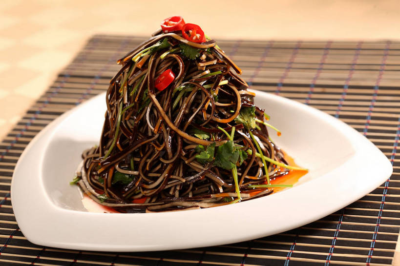 豆腐,无人,横图,俯视,室内,特写,白天,烹饪,中餐,餐桌,桌子,辣椒,蔬菜,餐具,一堆,阴影,堆叠,堆积,竹制,新鲜,反射,碟子,盘,影子,竹席,料理,食品,豆腐干,冷盘,菜肴,美食,食物,一个,红色,白色,盘子,碟,中式,冷菜,凉菜,佳肴,有机食品,绿色食品,单个,餐台,中华料理,豆干,堆,竹制品,豆制品,辣角,红海椒,大椒,辣虎,广椒,辣子,红辣椒,海椒,番椒,彩图,高角度拍摄,干子,素火腿,shjb1