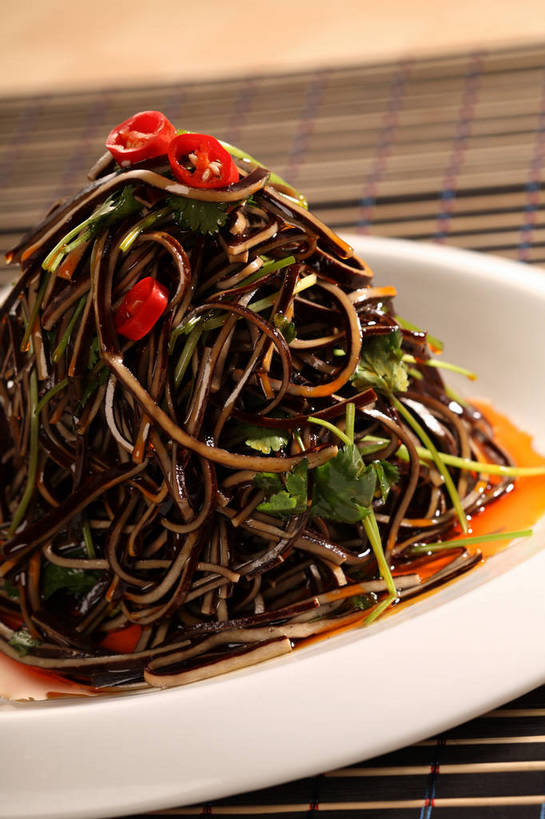 豆腐,无人,竖图,俯视,室内,特写,白天,烹饪,中餐,餐桌,桌子,辣椒,蔬菜,餐具,一堆,阴影,堆叠,堆积,竹制,新鲜,反射,碟子,盘,影子,竹席,料理,食品,豆腐干,冷盘,菜肴,美食,食物,一个,红色,白色,盘子,碟,中式,冷菜,凉菜,佳肴,有机食品,绿色食品,单个,餐台,中华料理,豆干,堆,竹制品,豆制品,辣角,红海椒,大椒,辣虎,广椒,辣子,红辣椒,海椒,番椒,彩图,高角度拍摄,干子,素火腿,shjb1