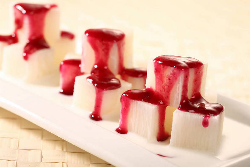 无人,交叉,横图,俯视,室内,特写,白天,烹饪,中餐,餐桌,桌子,蔬菜,餐具,阴影,竹制,朦胧,模糊,新鲜,编织,反射,碟子,盘,影子,山药,料理,食品,菜肴,美食,食物,一个,红色,白色,盘子,碟,果酱,中式,佳肴,有机食品,绿色食品,单个,餐台,中华料理,交织,竹制品,蓝莓酱,薯蓣,怀山药,淮山药,玉延,山薯,果子酱,穿插,彩图,高角度拍摄,蓝莓山药,shjb1