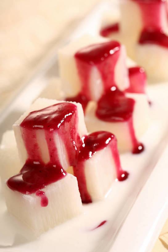 无人,交叉,横图,俯视,室内,特写,白天,烹饪,中餐,餐桌,桌子,蔬菜,餐具,阴影,竹制,朦胧,模糊,新鲜,编织,反射,碟子,盘,影子,山药,料理,食品,菜肴,美食,食物,一个,红色,白色,盘子,碟,果酱,中式,佳肴,有机食品,绿色食品,单个,餐台,中华料理,交织,竹制品,蓝莓酱,薯蓣,怀山药,淮山药,玉延,山薯,果子酱,穿插,彩图,高角度拍摄,蓝莓山药,shjb1