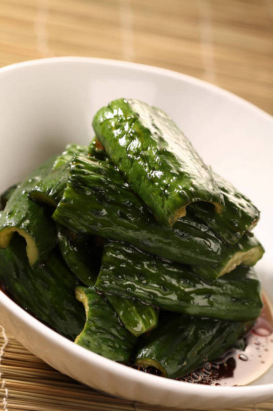 无人,竖图,俯视,室内,特写,白天,烹饪,中餐,餐桌,桌子,黄瓜,蔬菜,一堆,许多,阴影,堆叠,堆积,竹制,新鲜,反射,影子,陶瓷,竹席,料理,食品,陶瓷制品,很多,冷盘,凉拌黄瓜,菜肴,美食,食物,一个,绿色,白色,容器,碗,中式,冷菜,凉菜,佳肴,有机食品,绿色食品,单个,餐台,中华料理,储藏,堆,竹制品,储存,青瓜,胡瓜,彩图,高角度拍摄,贮存,shjb1