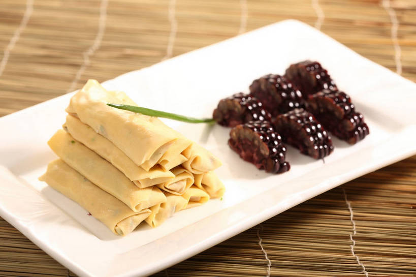 无人,横图,俯视,室内,特写,白天,烹饪,中餐,玉米,餐桌,桌子,蔬菜,餐具,叶子,一排,许多,阴影,竹制,新鲜,整齐,并列,并排,反射,棒子,碟子,盘,影子,竹席,玉蜀黍,肉,料理,食品,褐色,绿叶,很多,猪肉,豆腐皮,菜肴,美食,肉类,食物,排列,一个,黄色,白色,盘子,碟,中式,嫩叶,佳肴,有机食品,绿色食品,单个,餐台,中华料理,堆,苞米,竹制品,豆制品,队列,苞芦,平行,肉食,百叶,豚肉,苞谷,包谷,大蜀黍,番麦,薏米包,玉高粱,玉麦,珍珠米,叶,叶片,彩图,高角度拍摄,千张,shjb1,百叶包肉