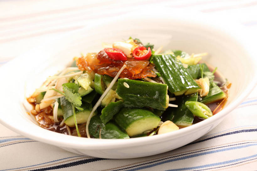 无人,横图,俯视,室内,特写,白天,烹饪,中餐,餐桌,桌子,黄瓜,辣椒,蔬菜,一堆,许多,阴影,堆叠,堆积,新鲜,反射,布料,影子,陶瓷,料理,食品,陶瓷制品,很多,布纹,冷盘,凉拌黄瓜,菜肴,美食,桌布,食物,一个,白色,餐巾,容器,台布,碗,中式,冷菜,凉菜,佳肴,有机食品,绿色食品,单个,餐台,中华料理,储藏,堆,储存,辣角,红海椒,大椒,辣虎,广椒,青瓜,辣子,胡瓜,红辣椒,海椒,番椒,餐桌布,彩图,高角度拍摄,贮存,shjb1