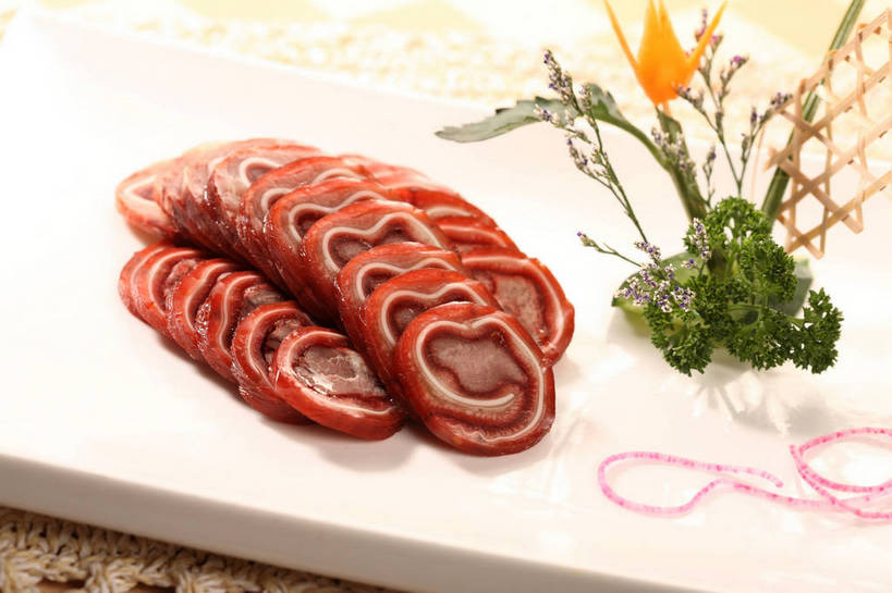 耳朵,无人,横图,俯视,室内,特写,白天,烹饪,中餐,餐桌,桌子,餐具,叶子,一排,切开,阴影,朦胧,模糊,整齐,并列,并排,盛开,反射,碟子,盘,影子,肉,料理,食品,绿叶,花蕾,猪肉,冷盘,菜肴,美食,肉类,花,花瓣,花朵,鲜花,食物,排列,一个,红色,白色,盘子,碟,花苞,花蕊,切,中式,嫩叶,冷菜,猪耳朵,凉菜,佳肴,单个,餐台,中华料理,配菜,队列,平行,剖面,肉食,切面,豚肉,叶,叶片,彩图,高角度拍摄,shjb1