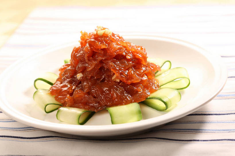 无人,横图,俯视,室内,特写,白天,烹饪,中餐,餐桌,桌子,黄瓜,蔬菜,餐具,一堆,阴影,堆叠,堆积,新鲜,环绕,围绕,反射,布料,碟子,盘,影子,料理,食品,布纹,环抱,冷盘,菜肴,美食,桌布,食物,排列,一个,红色,绿色,白色,盘子,餐巾,碟,台布,中式,冷菜,凉拌海蜇头,凉菜,佳肴,有机食品,绿色食品,单个,餐台,中华料理,堆,海蜇头,摆列,萦绕,本帮菜,沪菜,上海菜,青瓜,胡瓜,餐桌布,彩图,高角度拍摄,布列,分列,shjb1