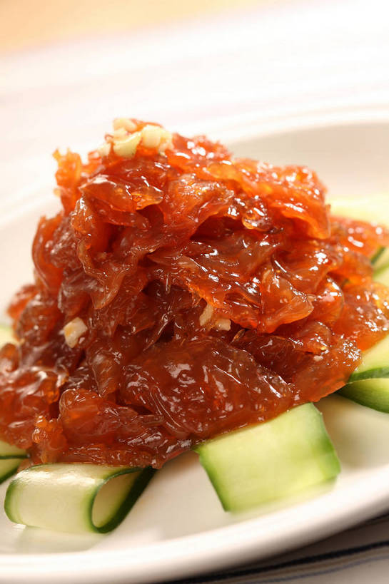 无人,竖图,俯视,室内,特写,白天,烹饪,中餐,餐桌,桌子,黄瓜,蔬菜,餐具,一堆,阴影,堆叠,堆积,新鲜,环绕,围绕,反射,布料,碟子,盘,影子,料理,食品,布纹,环抱,冷盘,菜肴,美食,桌布,食物,排列,一个,红色,绿色,白色,盘子,餐巾,碟,台布,中式,冷菜,凉拌海蜇头,凉菜,佳肴,有机食品,绿色食品,单个,餐台,中华料理,堆,海蜇头,摆列,萦绕,本帮菜,沪菜,上海菜,青瓜,胡瓜,餐桌布,彩图,高角度拍摄,布列,分列,shjb1