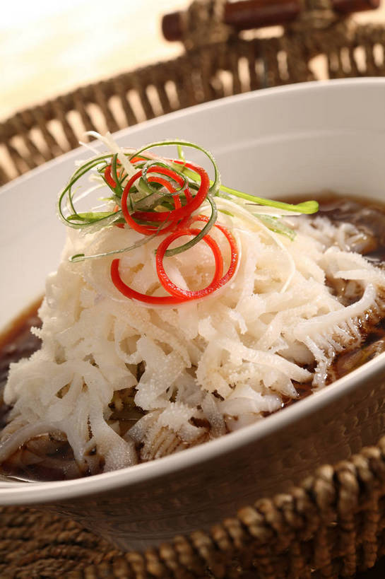 无人,交叉,竖图,俯视,室内,特写,白天,烹饪,中餐,餐桌,桌子,竹子,一堆,阴影,堆叠,堆积,竹制,编织,反射,篮子,影子,陶瓷,肉,牛肉,料理,食品,陶瓷制品,冷盘,菜肴,美食,肉类,食物,两个,红色,绿色,白色,容器,竹篮,碗,中式,冷菜,凉菜,佳肴,餐台,中华料理,储藏,竹条,堆,交织,竹制品,储存,毛肚,肉食,百叶,牛百叶,穿插,彩图,高角度拍摄,牛肚,肚尖,牛胃,贮存,shjb1,凉拌牛百叶