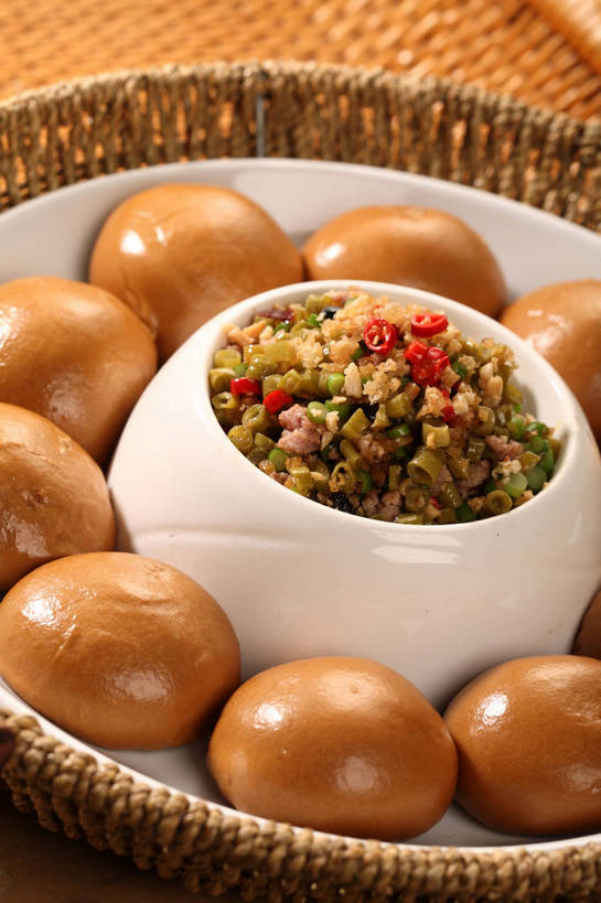 点心,无人,交叉,竖图,俯视,室内,特写,白天,餐桌,桌子,竹子,辣椒,蔬菜,餐具,许多,阴影,竹制,新鲜,环绕,围绕,编织,反射,布料,碟子,篮子,盘,影子,陶瓷,料理,食品,面点,陶瓷制品,很多,布纹,环抱,美食,桌布,食物,排列,三个,白色,盘子,餐巾,容器,竹篮,碟,台布,碗,中式,有机食品,绿色食品,餐台,储藏,竹条,交织,竹制品,储存,辣角,红海椒,大椒,辣虎,广椒,摆列,萦绕,穿插,辣子,红辣椒,海椒,番椒,餐桌布,彩图,高角度拍摄,布列,分列,贮存,窝窝头,shjb1