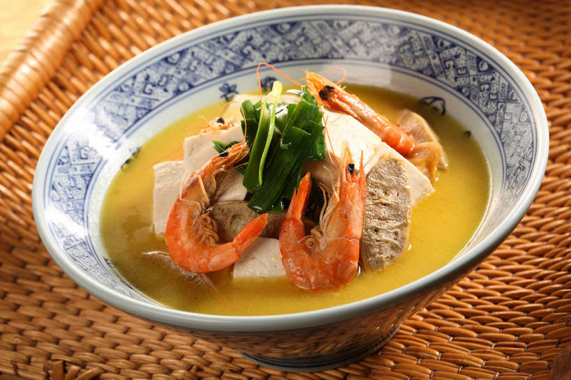 海鲜,豆腐,无人,交叉,横图,俯视,室内,特写,白天,烹饪,中餐,餐桌,桌子,竹子,蔬菜,阴影,竹制,新鲜,编织,反射,影子,陶瓷,葱,青葱,汤,虾,料理,食品,陶瓷制品,水产,菜肴,美食,海洋生物,食物,一个,容器,碗,中式,佳肴,有机食品,绿色食品,单个,餐台,中华料理,储藏,竹条,交织,豆腐汤,竹制品,豆制品,储存,水生动物,海产品,水生物,海底动物,穿插,羹汤,彩图,高角度拍摄,贮存,shjb1,鲜虾豆腐汤